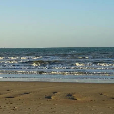 In Near The Beach, Cleaning Included 아파트 니우포르트